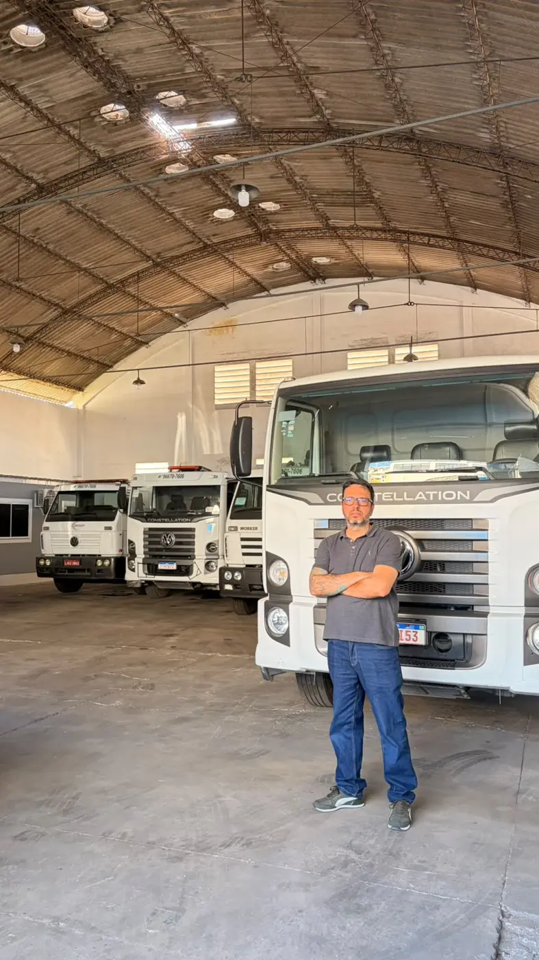 Base operacional KISEN com frota de caminhões
